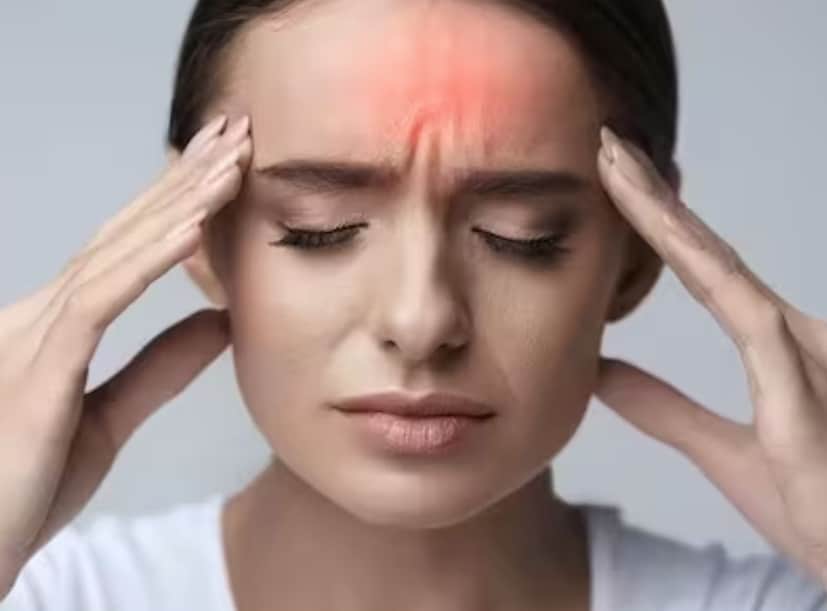 দুশ্চিন্তাজনিত মাথাব্যথা বা টেনশন-টাইপ হেডেক: অতিরিক্ত কাজের চাপ, মানসিক চাপ বা বিষণ্নতাজনিত মাথা ব্যথাকে টেনশন-টাইপ হেডেক বা দুশ্চিন্তাজনিত মাথাব্যথা বলা হয়। এই ধরনের ব্যথা মূলত কপাল থেকে মাথার পিছন দিক দিয়ে ঘাড়ের দিকে নেমে যায়। মনে হয়, যেন কেউ মাথাটা দু’হাত দিয়ে চেপে ধরে আছে। রাতের দিকে এই ধরনের মাথা ব্যথা বাড়ে।