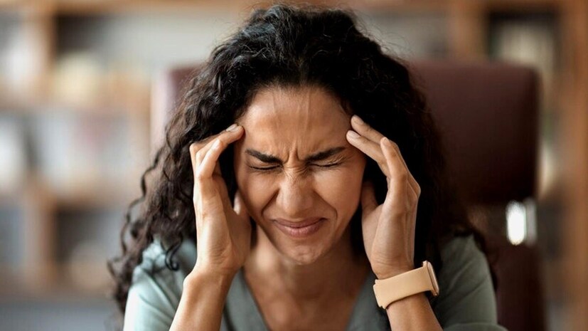 সাইনাস হেডেক: এই ধরনের মাথা ব্যথা শুরু হয় চোখের উপর যন্ত্রণা দিয়ে। তার পর তা ধীরে ধীরে তা চোখের নীচের দিকে ছড়িয়ে পড়ে এবং রোগী গালে চাপ অনুভব করে। সাধারণত সাইনাস হেডেক খুবই বিরল। প্রায় সময়ই মাইগ্রেনের ফলেই এই ধরনের যন্ত্রণা হয়। যার কারণে মুখমণ্ডলে ব্যথা হয়।