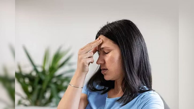 থান্ডারক্ল্যাপ হেডেক: এই ধরনের মাথা ব্যথা গুরুতর কোনও শারীরিক সমস্যার ইঙ্গিত দেয়। সাধারণত ব্রেন স্ট্রোক বা ব্রেন হ্যামারেজের কারণে হওয়া মাথা ব্যথাকেই থান্ডারক্ল্যাপ হেডেক বলে। এতে মনে হয়, মাথার ভিতর যেন বাজ পড়ছে। এই সমস্যায় দেরি না-করে তৎক্ষণাৎ চিকিৎসকের কাছে যেতে হবে।