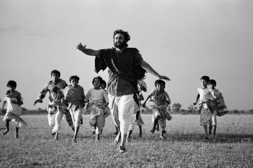 গুপী-বাঘার দুঃসাহসিক অভিযান থেকে হীরকের দরবার, গীতাঞ্জলির কাব্যমাধুর্য থেকে সোনার কেল্লার রহস্য, সব মিলিয়ে কটেজগুলোর নাম যেন বাংলার সংস্কৃতি ও সিনেমার এক রঙিন পল্লব। এই অভিনব নামকরণ শুধু কটেজগুলোর সৌন্দর্যই বাড়ায়নি, পর্যটকদের অভিজ্ঞতাকেও করেছে। আরও সমৃদ্ধ ও স্মরণীয়, যেন প্রকৃতির কোলে থেকেও তাঁরা অনুভব করতে পারেন বাংলার সাংস্কৃতিক চেতনায় জড়ান এক অনন্য যাত্রা।