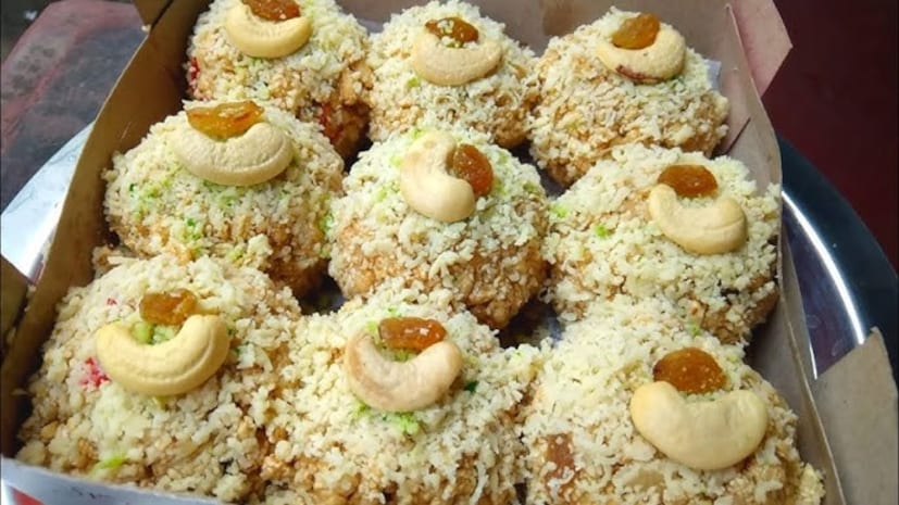 কনকচুর ধানের খই আর নলেন গুড়ের মিশেলে তৈরি হয় শীতের লোভনীয় জয়নগরের মোয়া। সঙ্গে কাজু, কিসমিস, পেস্তা, ঘি, ক্ষীর-সহ নানা উপকরণও ব্যবহার করা হয়। জয়নগর, বহড়ু মিলিয়ে কয়েকশো ছোট-বড় ব্যবসায়ী এই মোয়া তৈরির কাজে যুক্ত।