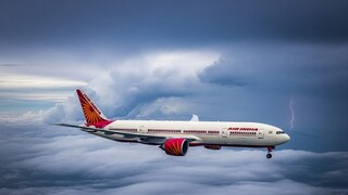 দিল্লি থেকে মুম্বই যাওয়ার উদ্দেশে উড়েছিল বিমানটি। কিন্তু উড়ানের কয়েক সেকেন্ডের মধ্যেই মাঝআকাশে হঠাৎ কিছু একটা অস্বাভাবিক ঘটনা ঘটে। বিমানের ভেতরে আতঙ্ক ছড়িয়ে পড়ে। পরিস্থিতি বুঝে পাইলট দ্রুত সিদ্ধান্ত নেন এবং তৎক্ষণাৎ জরুরি অবতরণের প্রক্রিয়া শুরু করেন।