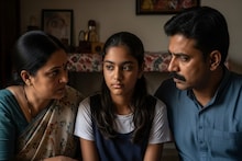 বয়ঃসন্ধিতে পা দিচ্ছে মেয়ে? কী ভাবে কথা বললে সে নিরাপদ ও স্বচ্ছন্দ বোধ করবে? যে ভুলগুলো কখনওই করবেন না, জেনে নিন 