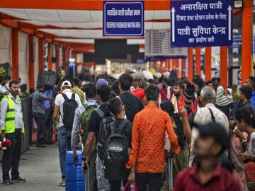 বড় আপডেট! মোবাইলে টিকিট দেখালেই কি ট্রেনে উঠতে পারবেন? বদলাচ্ছে নিয়ম