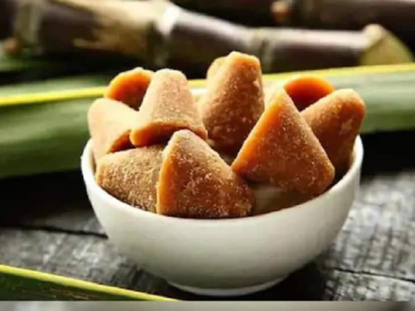 শীতকালে গুড় খাওয়ার পার্শ্বপ্রতিক্রিয়া সম্পর্কে সচেতন থাকা প্রয়োজন। বেশিরভাগ বাঙালিই খেয়ে উঠে একটু মিষ্টি কিছু খেতে পছন্দ করেন। তাই, খাওয়াদাওয়ার পর অনেকেই বাড়িতে এক গ্লাস দুধের সঙ্গে একটু গুড় খাওয়ার বা শুধু গুড় খাওয়ার রেওয়াজ রয়েছে। অনেকে গুড় দিয়ে নানারকম মিষ্ট পদ বানিয়েও খাদ্যতালিকায় যোগ করেন। আর শীতকাল মানেই গুড়ের মনোরম সুবাস! কিন্তু প্রতিদিন গুড় খাওয়া কি স্বাস্থ্যের জন্য ভাল? এক নজরে দেখে নেওয়া যাক কাদের গুড় এড়িয়ে চলা উচিত।