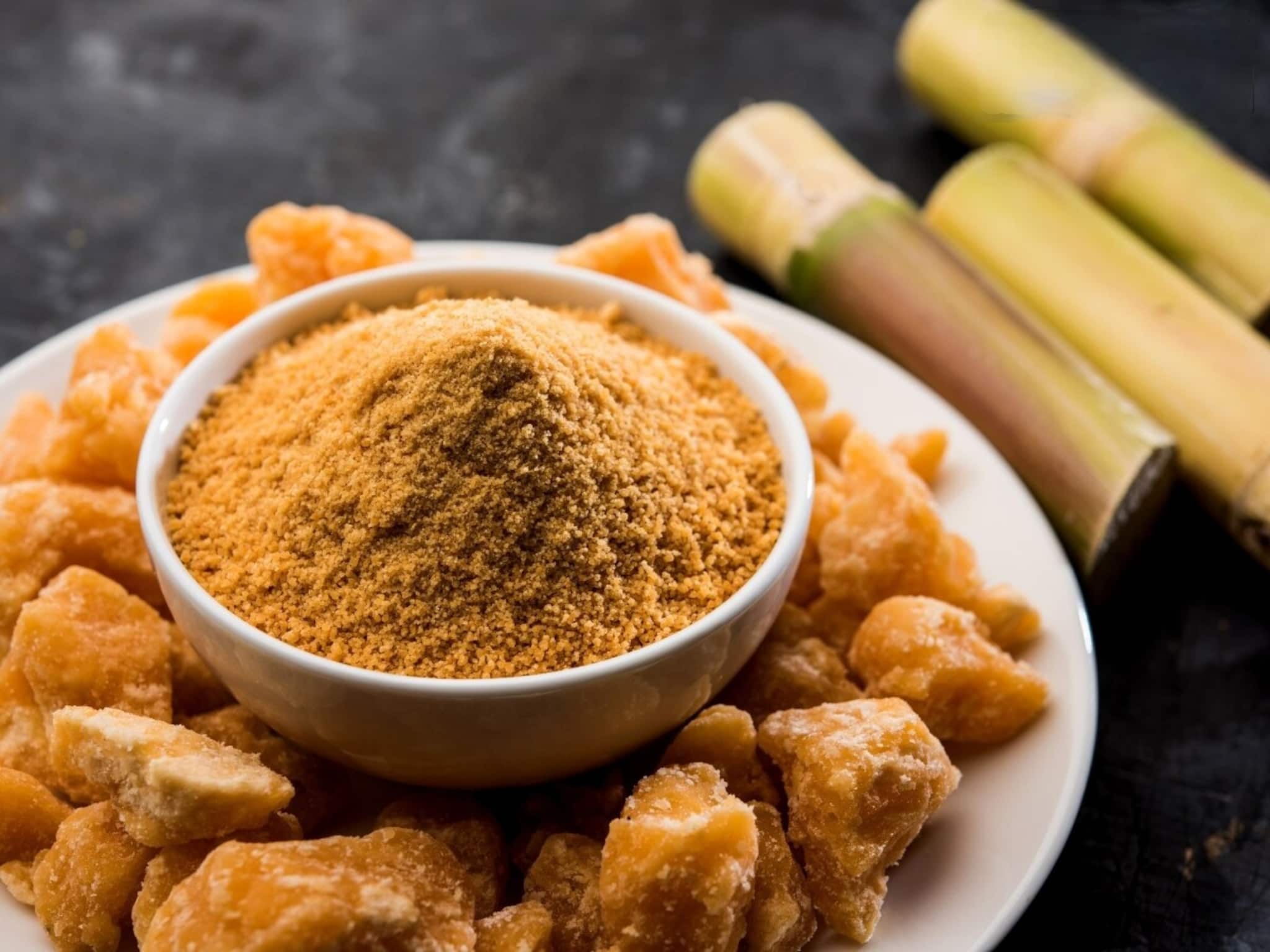 শীতে গুড় খাওয়ার অনেক উপকারিতা! কাদের জন্য খেলেই সর্বনাশ...? শরীরে বাড়বে রোগের ভিড়