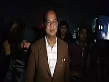 দুঃস্থ মানুষদের পাশে জাকির হোসেন দুঃস্থ মানুষদের পাশে জাকির হোসেন