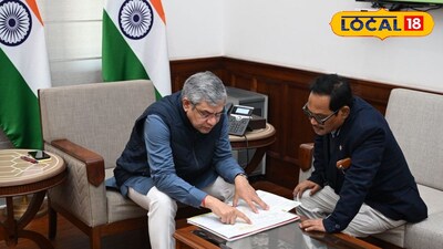 রেলমন্ত্রীর কাছে সাংসদ।