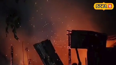 আগুনে পুড়ে ছাই কাঠের বাড়ি।