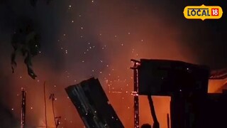 আগুনে পুড়ে ছাই কাঠের বাড়ি।