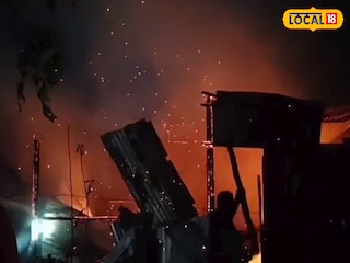 আগুনে পুড়ে ছাই কাঠের বাড়ি। আগুনে পুড়ে ছাই কাঠের বাড়ি।