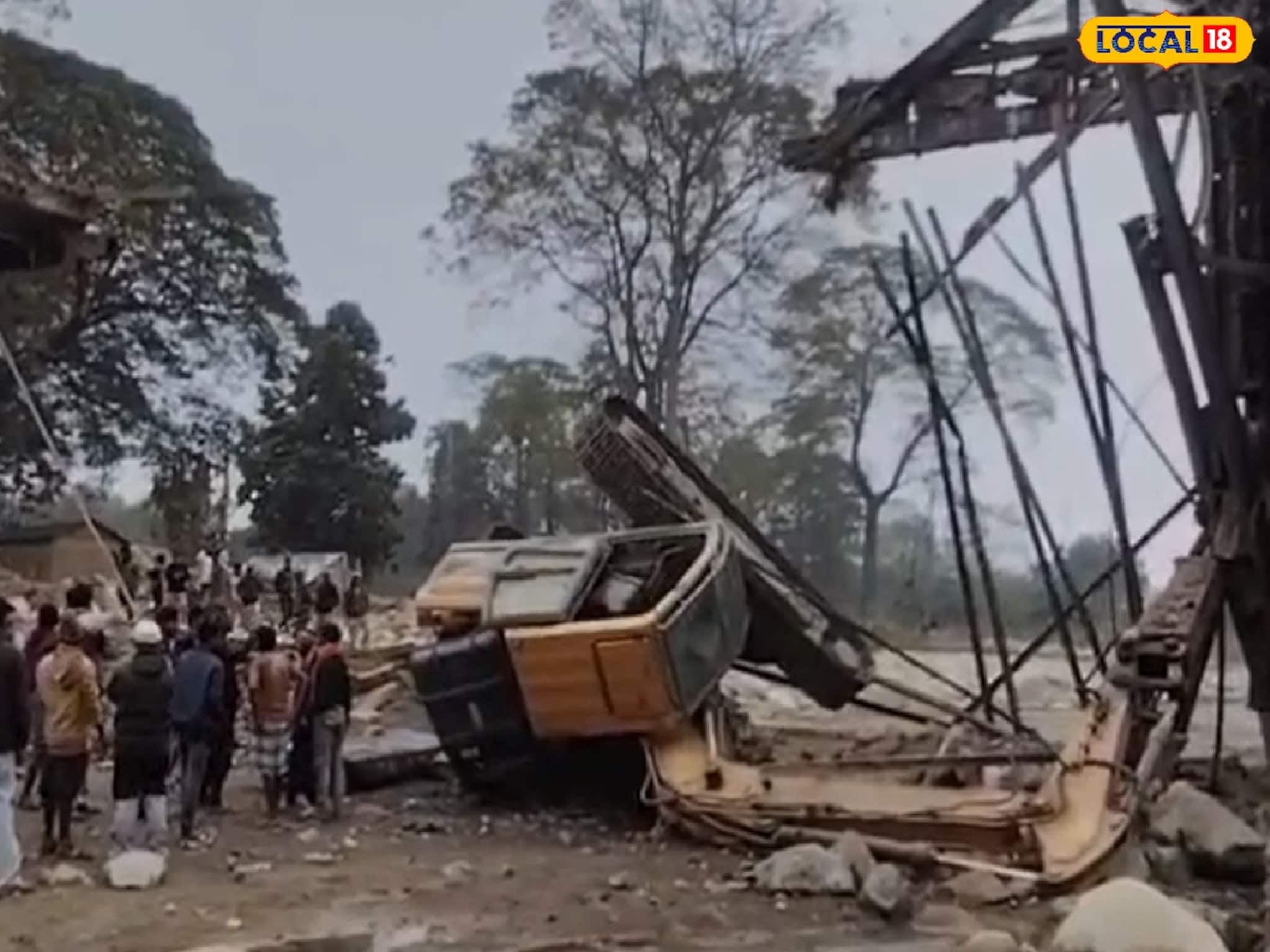 ভাঙতে গিয়েই ভেঙে পড়ল সব! লাল সেতুতে ভয়াবহ মুহূর্ত, নদীতে পড়ল বিশাল মেশিন