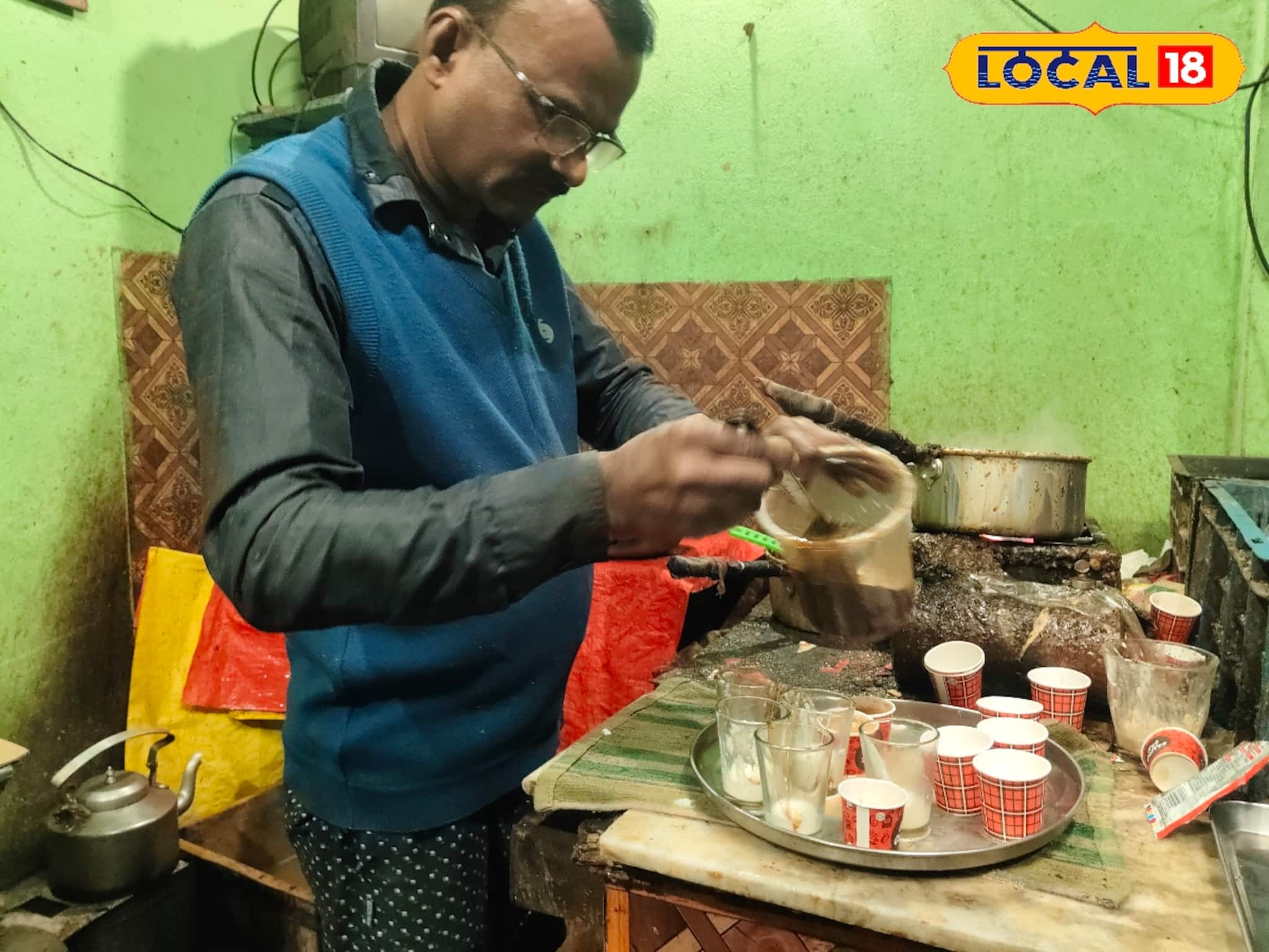 পাঁচ টাকায় মন ভরাচ্ছে এই চায়ের ঠেক, বিশেষ স্বাদে ক্রেতাদের মুখে একগাল হাসি! পাঁচ টাকায় মন ভরাচ্ছে এই চায়ের ঠেক, বিশেষ স্বাদে ক্রেতাদের মুখে একগাল হাসি!