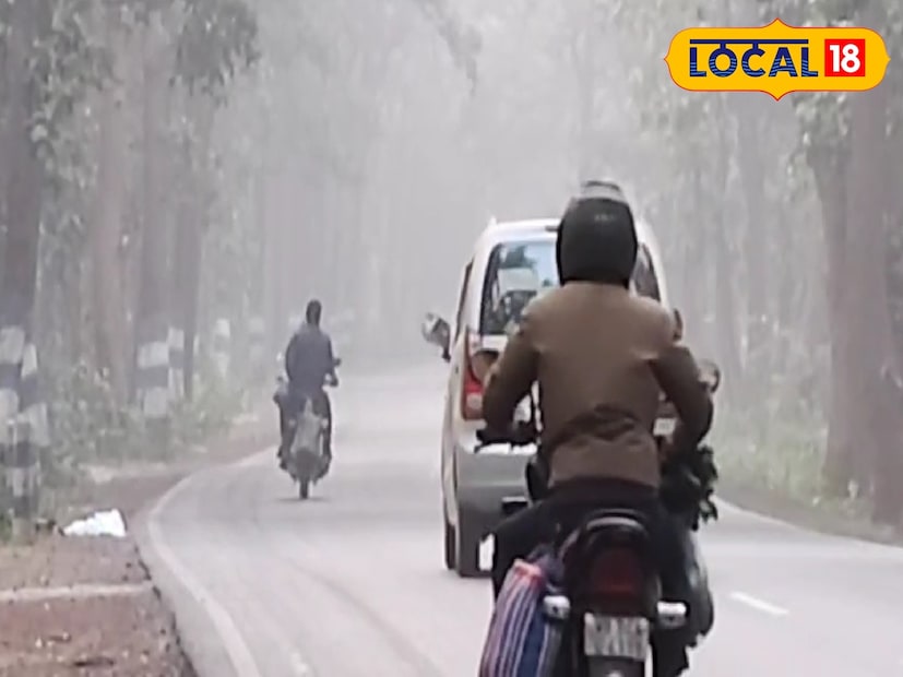 শনিবার ঝাড়গ্রামের বিভিন্ন জায়গায় সকাল থেকেই হালকা কুয়াশা দেখা যায়। সঙ্গে রয়েছে হিমেল হাওয়া। আর এসব মিলিয়ে এখন থরথর করে কাঁপছেন ঝাড়গ্রামের বাসিন্দারা।