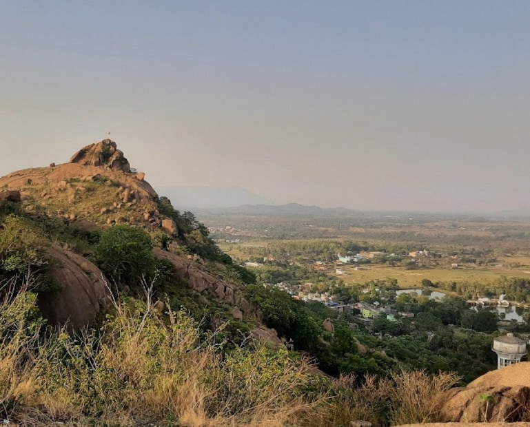 পুরুলিয়া: পুরুলিয়া জেলার অন্যতম জনপ্রিয় পর্যটন কেন্দ্র জয়চন্ডী পাহাড়ে যাওয়ার স্থায়ী রাস্তা তৈরি নিয়ে জটিলতা এখনও কাটেনি। সরকারি অনুদান বরাদ্দ হলেও জমি-সংক্রান্ত সমস্যার কারণে দীর্ঘদিন ধরেই থমকে রয়েছে স্থায়ী রাস্তা নির্মাণের কাজ। (শান্তনু দাস) পুরুলিয়া: পুরুলিয়া জেলার অন্যতম জনপ্রিয় পর্যটন কেন্দ্র জয়চন্ডী পাহাড়ে যাওয়ার স্থায়ী রাস্তা তৈরি নিয়ে জটিলতা এখনও কাটেনি। সরকারি অনুদান বরাদ্দ হলেও জমি-সংক্রান্ত সমস্যার কারণে দীর্ঘদিন ধরেই থমকে রয়েছে স্থায়ী রাস্তা নির্মাণের কাজ। (শান্তনু দাস)