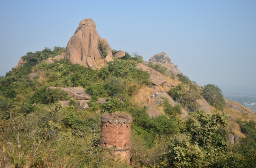 ফলে এবারের জয়চন্ডী পাহাড় পর্যটন উৎসবের আগে সবচেয়ে বড় বাধা হয়ে দাঁড়াচ্ছিল পর্যটক ও দর্শনার্থীদের যোগাযোগের সমস্যা। এই পরিস্থিতিতে উৎসবের আগে সেই সমস্যার অন্তর্বর্তী সমাধানে বিশেষ উদ্যোগ নিল রঘুনাথপুর পৌরসভা। 