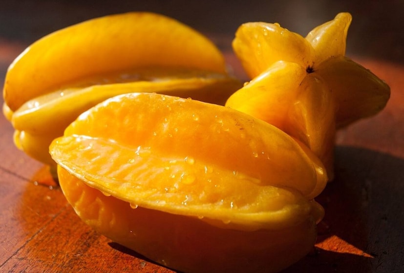 যারা টক খেতে ভালবাসেন তাঁদের কাছে কোনও ঋতু আলাদা করে মাথাব্যথার কারণ হয় না। শীতের সময় টক খাওয়া যাবে না, এমন মনোভাব দেখা যায় না তাঁদের মধ্যে। তাই হয় তো চার বছর ধরে সমীরের হাতের কামরাঙা মাখা প্ৰিয় হয়ে উঠেছে কালচিনি বাসীর কাছে।