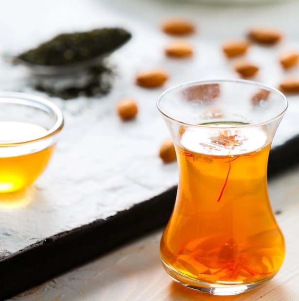 এবার কাশ্মীরের কেশর চায়ের প্রেমে পড়েছে বহরমপুর। কাশ্মীর থেকে আগত গোহর সর্দার তিনি বহরমপুরে এসে কাহ্য়া চা বিক্রি করছেন। যে চা মধ্যে আছে কেশর থেকে আমন্ড, কাজু সহ কাশ্মীরের নানা ধরনের মসলা দিয়ে বানানো চা জনপ্রিয় হয়ে উঠেছে৷ আর সেই চায়ের চুমুক দিয়ে রীতিমত খুশি বহরমপুর শহরবাসী।