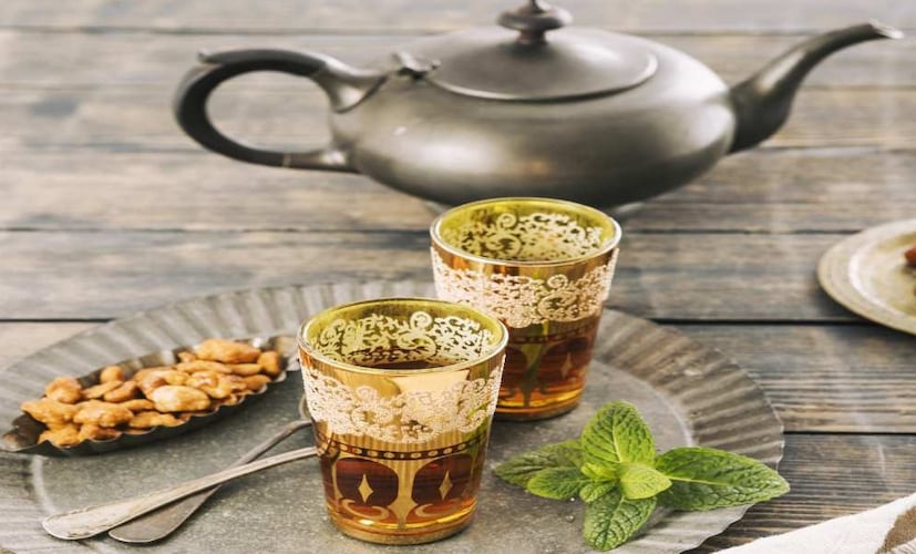 এই চা বানাতে, চা পাতার পাশাপাশি কাজু, আমন্ড, কেশর, এলাচ, জাফরান সহ প্রভৃতি কিছু দিয়েই তৈরি হচ্ছে চা। সাধারণত আমরা কেটলিতে চা বানাতে দেখি। কিন্তু এখানে কাহ্য়াতে বানানো হচ্ছে চা। কাহ্য়ার ভেতরেই দেওয়া হচ্ছে কয়লা। আর সেই কয়লার আগুনে ফুটছে চা।