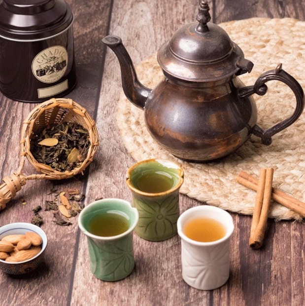 বহরমপুরের এক বাসিন্দা বলেন, ‘সাধারণত আমরা বাড়িতে দুধ চা বা লিকার চা খেয়ে থাকি। কিন্তু এই কাশ্মীরে কাহয়া কেশর চায়ের স্বাদ সম্পূর্ণ আলাদা। এই চা যেমন স্বাস্থ্যের পক্ষে উপকারী, তেমনই খুব সুস্বাদু। সাধারণ চায়ের থেকে এই চায়ের এক কাপের দাম খুব একটা বেশিও না। প্রত্যেকের উচিত এই চায়ের স্বাদ নেওয়া।’