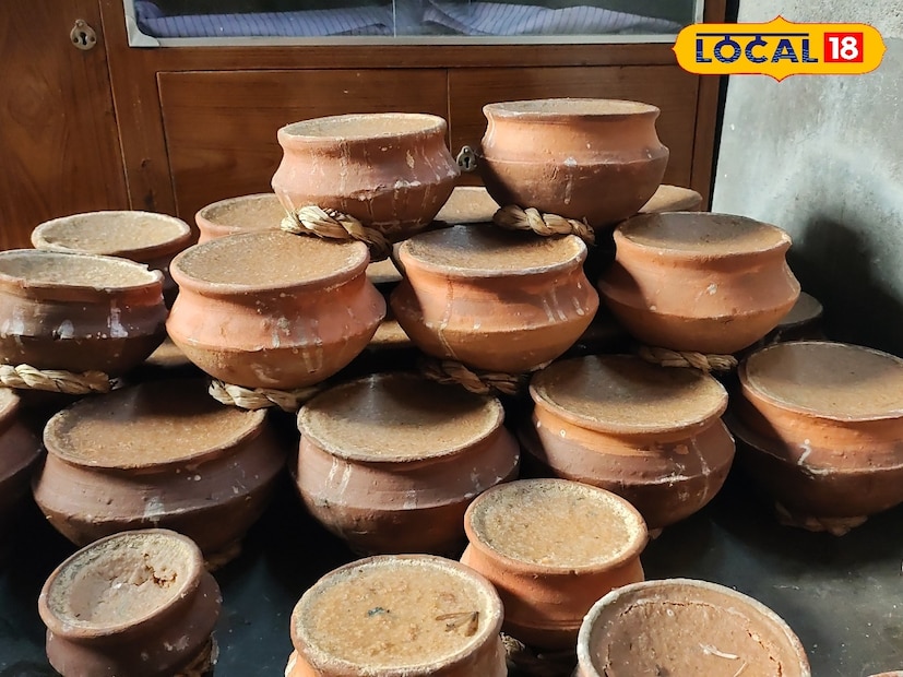 নবদ্বীপে বেড়াতে এলে প্রায় সমস্ত পর্যটকেরাই অন্তত একবার দই কিনে খান কিংবা বাড়ির জন্য নিয়ে যান। দিনের পর দিন নবদ্বীপের ক্ষীর দইয়ের জনপ্রিয়তা এতটাই বৃদ্ধি পাচ্ছে যে রাজ্য তথা দেশ ছেড়ে বিদেশের মাটিতেও এই দইয়ের খবর পৌঁছে যাচ্ছে। ইতিমধ্যেই কলকাতা শহরতলিতে এবং বিভিন্ন জায়গায় নবদ্বীপের দই এর নাম দিয়ে তা বিক্রি করছেন এবং অনেকেই নির্দ্বিধায় সেই দই কিনে খাচ্ছেন। (তথ্য ও ছবি - মৈনাক দেবনাথ) নবদ্বীপে বেড়াতে এলে প্রায় সমস্ত পর্যটকেরাই অন্তত একবার দই কিনে খান কিংবা বাড়ির জন্য নিয়ে যান। দিনের পর দিন নবদ্বীপের ক্ষীর দইয়ের জনপ্রিয়তা এতটাই বৃদ্ধি পাচ্ছে যে রাজ্য তথা দেশ ছেড়ে বিদেশের মাটিতেও এই দইয়ের খবর পৌঁছে যাচ্ছে। ইতিমধ্যেই কলকাতা শহরতলিতে এবং বিভিন্ন জায়গায় নবদ্বীপের দই এর নাম দিয়ে তা বিক্রি করছেন এবং অনেকেই নির্দ্বিধায় সেই দই কিনে খাচ্ছেন। (তথ্য ও ছবি - মৈনাক দেবনাথ)