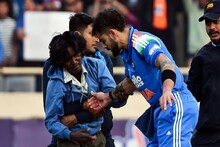 'হ্যালো, আপনার ছেলে বিরাট কোহলির পা ছুঁতে মাঠে ঢুকেছিল...!' কোহলি-ভক্তের বাড়িতে ফোন