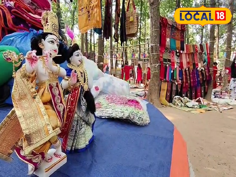 চলতি বছর হাটে ৭০ টি স্টল রয়েছে। জামাকাপড়, গয়না-গাটি, হস্তশিল্প ছাড়াও রয়েছে বিভিন্ন ধরনের খাবারের দোকান। খাবারের দোকানগুলিতে পাওয়া যাবে জঙ্গলমহলের ঐতিহ্যবাহী সব খাবার। সম্পূর্ণভাবে মহিলাদের দ্বারা পরিচালিত এই হার্ট চলবে ফেব্রুয়ারি মাসের শেষ রবিবার অর্থাৎ ২২ ফেব্রুয়ারি পর্যন্ত। সকাল ১০টা থেকে বিকেল ৬টা পর্যন্ত হাট চলবে বলে জানিয়েছেন উদ্যোক্তারা। (ছবি: রাজু সিং)