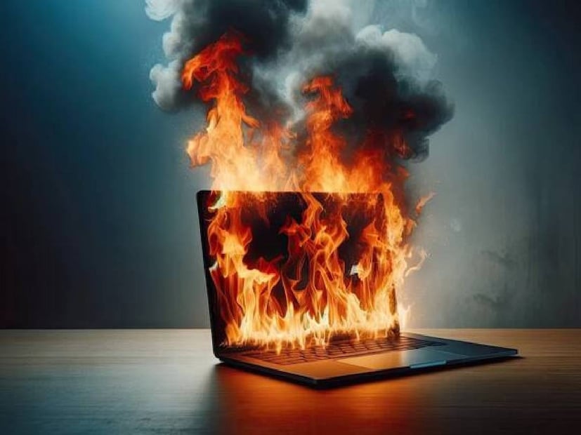 যেমন, অনেকেই জানেন না যে বন্ধ করার পর একটি অসাবধান পদক্ষেপ নিজেদের ল্যাপটপের ভেতরে তাপ আটকে রাখতে পারে, যা বিপদ ডেকে আনতে পারে। বন্ধ করার আগে, কয়েক সেকেন্ডের ধৈর্য এই বিপর্যয় থেকে বাঁচাতে পারে