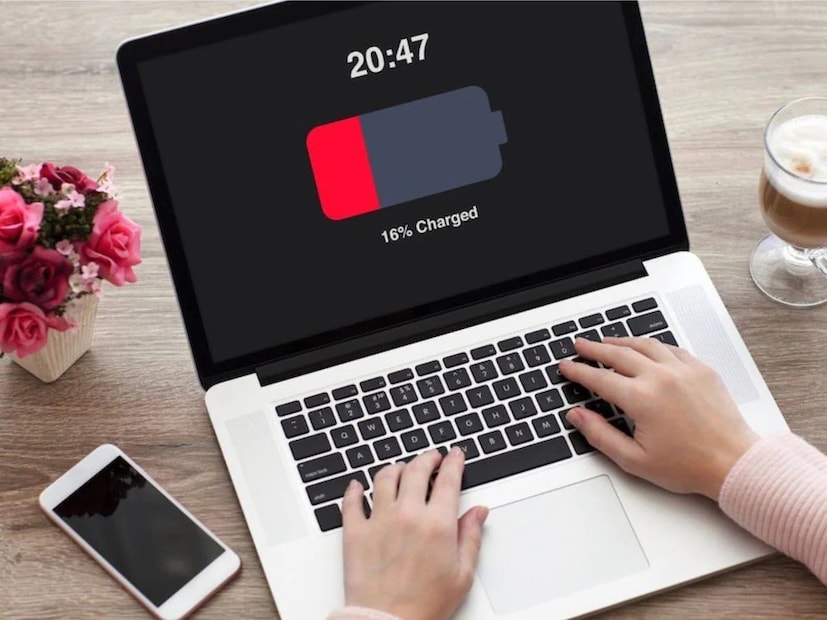ম্যাকবুকের মতো আধুনিক ডিভাইসগুলিতে পাস-থ্রু চার্জিং থাকে, যার অর্থ চার্জিংয়ের সময় সরাসরি সিস্টেমে বিদ্যুৎ প্রবাহিত হয় এবং অতিরিক্ত চার্জিং প্রতিরোধ করে। তবে, পুরনো ল্যাপটপগুলিতে এই বৈশিষ্ট্যটি নেই এবং খুব বেশিক্ষণ প্লাগ ইন করে রাখলে ক্ষতি হতে পারে।