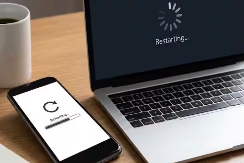 এই কারণেই ডিভাইসটি ধীর হয়ে যায়, অ্যাপগুলি বন্ধ হতে শুরু করে এবং ব্যাটারি দ্রুত শেষ হয়ে যায়। রিস্টার্ট করলে এই অবাঞ্ছিত ফাইলগুলি সরে যায়, RAM খালি হয় এবং ডিভাইসটিকে নতুন করে শুরু করা যায়। এটি ফোন এবং ল্যাপটপের গতি বাড়ায়, ব্যাটারির আয়ু উন্নত করে এবং আপডেট এবং সিকিউরিটি প্যাচগুলির যথাযথ প্রয়োগ নিশ্চিত করে।