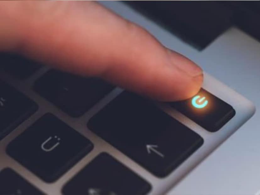 ল্যাপটপ রিস্টার্ট করাও গুরুত্বপূর্ণ। অনেকেই মনে করেন যে, কেবল ল্যাপটপের ঢাকনা বন্ধ করা বা স্ক্রিন লক করাই রিস্টার্ট করার একমাত্র উপায়, কিন্তু এটি সত্য নয়। এটি কেবল 'স্লিপ' মোড।