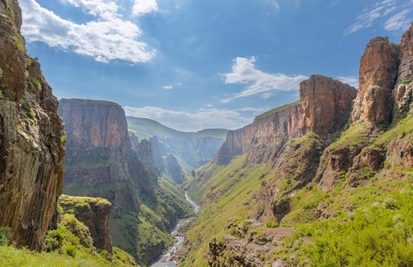 লেসোথোলেসোথো ক্রমাগত দারিদ্র্য, তীব্র শীত, সীমিত কর্মসংস্থানের সুযোগ এবং এইচআইভি/এইডস-এর উচ্চ প্রাদুর্ভাবের সম্মুখীন, যা বিশ্বের সর্বোচ্চ হারগুলোর মধ্যে অন্যতম। অনেক সম্প্রদায় দক্ষিণ আফ্রিকায় কর্মরত শ্রমিকদের পাঠানো অর্থের উপর নির্ভরশীল, যা তাদের অর্থনৈতিকভাবে ঝুঁকিপূর্ণ করে তোলে। স্বাস্থ্যসেবা এবং শিক্ষার সুযোগ বিশেষ করে প্রত্যন্ত পাহাড়ি অঞ্চলে অসামঞ্জস্যপূর্ণ রয়ে গিয়েছে।