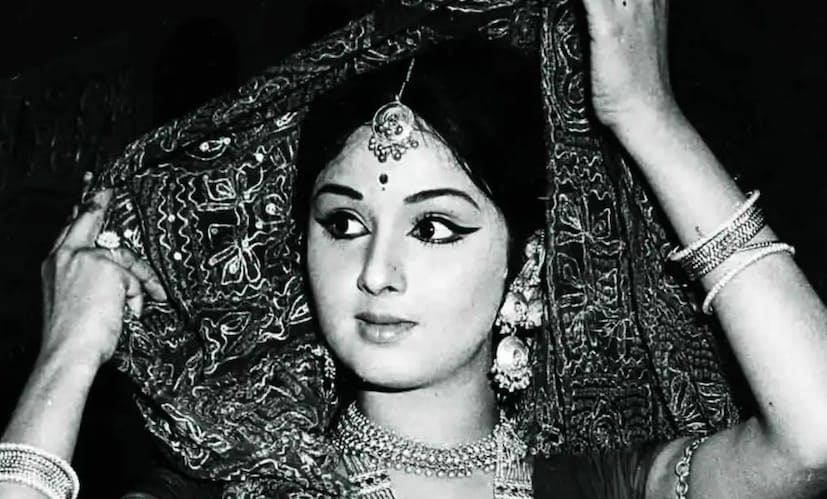 ১৯৫০ সালের ২৯শে আগস্ট কর্ণাটকের ধরওয়াদে জন্মগ্রহণ করেন অভিনেত্রী লীনা চন্দভারকর৷ এক সুশৃঙ্খল কোঙ্কানি মারাঠি পরিবারে বেড়ে ওঠেন। তাঁর বাবা একজন সেনা অফিসার ছিলেন এবং তিনি ছোটবেলা থেকেই শিল্পকলার প্রতি অনুরাগী হয়ে ওঠেন৷ স্কুলের নাটকে অংশগ্রহণ করতেন ছোট বেলা থেকে এবং স্বপ্ন দেখতেন অভিনেত্রী হওয়ার৷ 