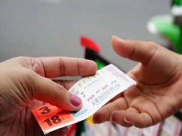 লটারিতে যাঁরা এক কোটি টাকা জেতেন, তাঁরা হাতে কত টাকা পান? কত টাকা ট্যাক্স কেটে নেয়?