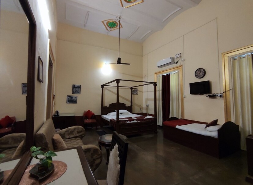 এছাড়াও প্রাইভেট কারে সরাসরি রাজবাড়ির গেটে আসা যায়। ট্রেনে আসতে চাইলে হাওড়া থেকে সাউথইস্টার্ন লাইনের ট্রেন ধরে নামতে হবে মহিষাদল। সেখান থেকে মাত্র ২ কিমি গেলেই রাজবাড়ি।