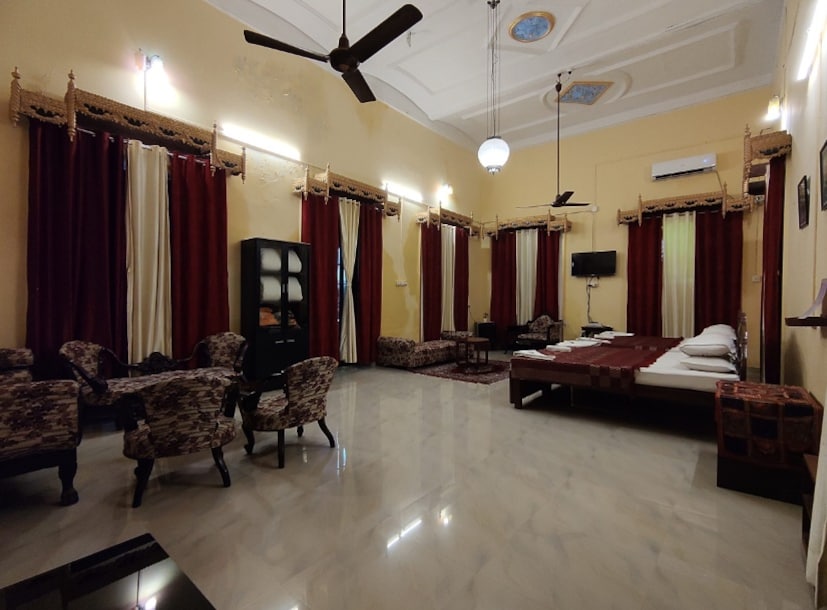 বর্তমানে এই ফুলবাগ প্রাসাদের ভিতরে একটি ছোট মিউজিয়ামে ও তৈরি হয়েছে পর্যটকদের জন্য। যেখানে রাখা হয়েছে রাজ পরিবারে এর ব্যবহৃত বিভিন্ন অস্ত্রশস্ত্র, আসবাবপত্র ও কামান। কলকাতা থেকে মহিষাদল রাজবাড়ির দূরত্ব মাত্র ১১০ কিলোমিটার। হলদিয়া মেচেদা রাজ্য সড়কের মহিষাদল বাসস্ট্যান্ডে নেমে ৫ থেকে ৭ মিনিটের হাঁটা রাস্তা। চাইলে টোটো করেও আসতে পারেন। ভাড়া পড়বে ১০ টাকা। হলদিয়া মেচেদা ১১৬ নম্বর জাতীয় সড়ক ধরে কাপাসএ্যাড়ায়। সেখান থেকে বাসে বা টোটোয় করে সিনেমা মোড়। থেকে পায়ে হেঁটে রাজবাড়ি।