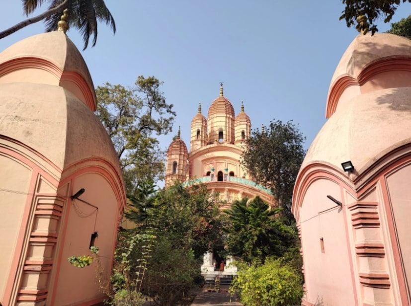 রাজবাড়ি থেকে ৮ কিলোমিটার দূরে রয়েছে গেঁওখালি। এছাড়াও গেঁওখালির রাস্তায় কাছে-পিঠে আছে পর্তুগিজপাড়া। ২৫ ডিসেম্বর ও ১ জানুয়ারিতে এই পর্তুগিজ পাড়ার একেবারে ভিন্নরূপে সেজে ওঠে। রাজ্যের পর্যটন মানচিত্রে অন্যতম উল্লেখযোগ্য নাম মহিষাদল রাজবাড়ি। সারা বছরই রাজ বাড়িতে পর্যটকের সংখ্যা লেগেই আছে। তবে এবার শীতের সময় পর্যটকদের চমক দিতে প্রস্তুত মহিষাদল রাজবাড়ি।