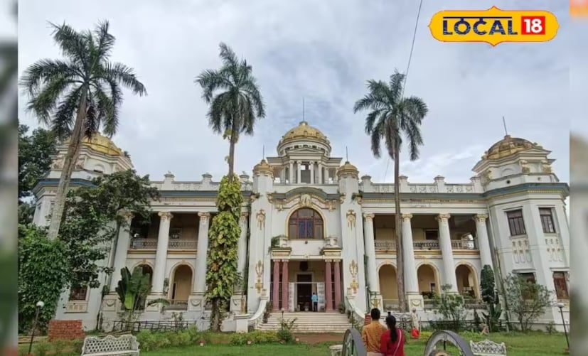 বাংলায় মুগল রাজত্বে আকবরের সেনাবাহিনীতে উচ্চপদে আসীন ছিলেন জনার্দন উপাধ্যায়। তিনি নদীপথে এসেছিলেন মহিষাদলের কাছে গেঁওখালিতে। তৎকালীন রাজা কল্যাণ রায়ের থেকে কিনে নেন মহিষাদলের রাজত্ব। পরে বংশ পরম্পরায় রাজবাড়ির আয়তন আরও বাড়তে থাকে। তিনটি প্রাসাদ নিয়ে তৈরি এই রাজবাড়ি। প্রথম প্রাসাদের নাম রঙ্গিবসনা। দ্বিতীয়টির নাম লালকুঠি এবং তৃতীয়টির নাম ফুলবাগ। তবে সব প্রাসাদে পর্যটদের প্রবেশাধিকার নেই। কেবল মাত্র ফুলবাগেই পর্যটকরা থাকতে দেওয়া হয়।