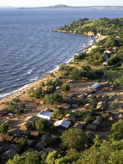 মালাউইমালাউই বিশ্বের অন্যতম দরিদ্র দেশ হিসেবে তালিকায় রয়ে গিয়েছে, যার বেশিরভাগ জনসংখ্যা কৃষির উপর নির্ভরশীল। খরা, অনিয়মিত বৃষ্টিপাত এবং জলবায়ু-সম্পর্কিত ধাক্কাগুলো প্রায়শই খাদ্য সরবরাহ ব্যাহত করে। শিক্ষা, স্বাস্থ্যসেবা এবং কর্মসংস্থানের সুযোগের সীমিত প্রবেশাধিকার এই সংগ্রামকে আরও বাড়িয়ে তোলে। গ্রামীণ সম্প্রদায়ের অর্থনৈতিক দুর্বলতা সামগ্রিক জীবন সন্তুষ্টিকে কম রাখে।