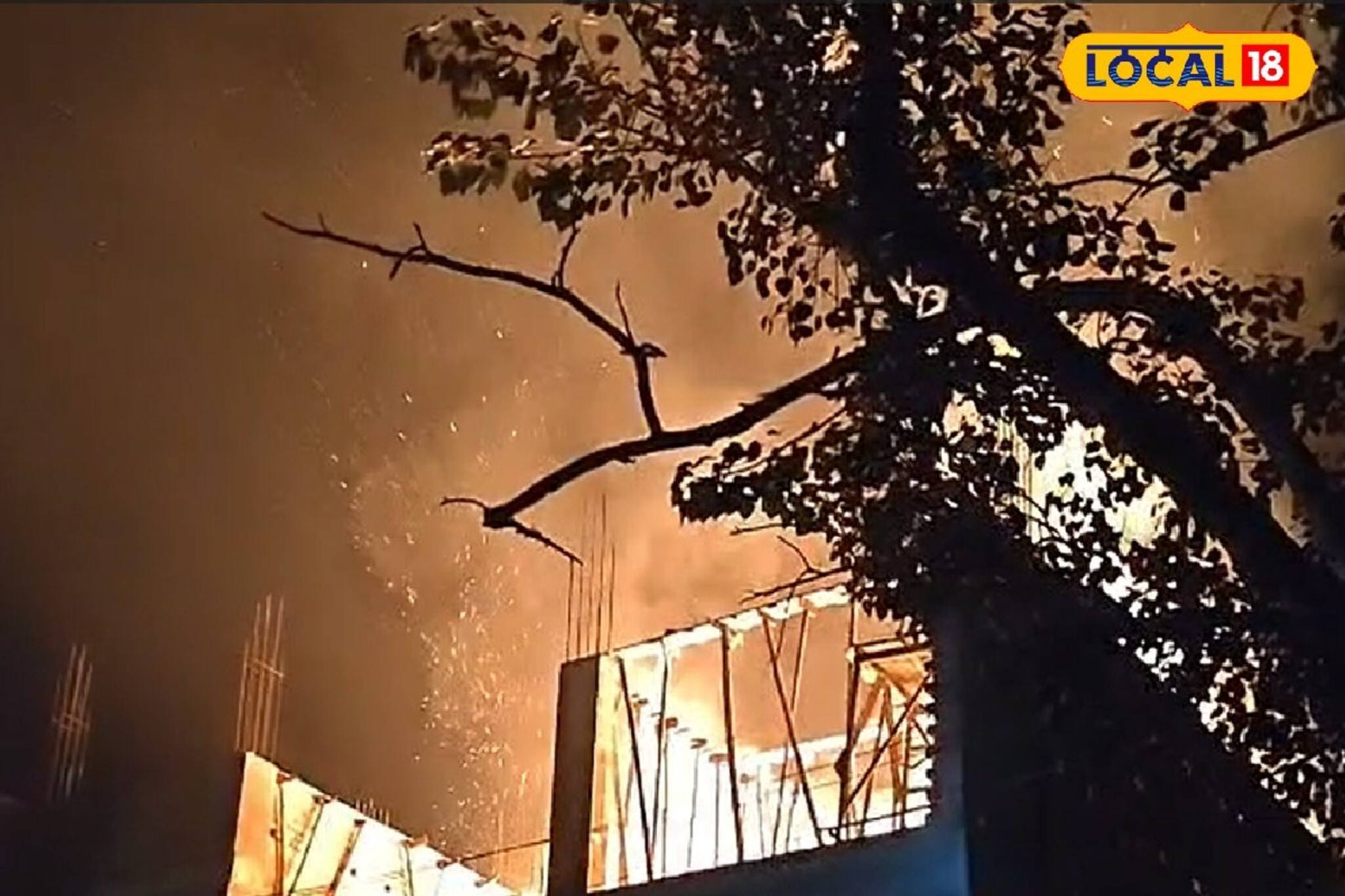 ছাদে রাখা বাড়ি তৈরির সামগ্রীতে দাউদাউ করে আগুন, তীব্র আতঙ্ক মালদহে