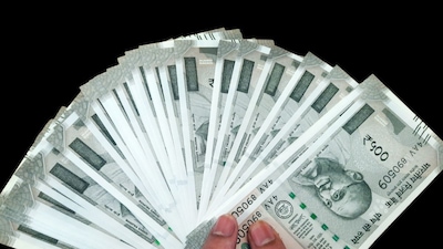 এমনকি ২ কোটি টাকার তহবিলও কম হবেসিএ অভিষেক ওয়ালিয়া তাঁর এক বন্ধুর সঙ্গে এই সত্যটি শেয়ার করেছেন। যিনি আত্মবিশ্বাসের সঙ্গে বলেছিলেন যে ৬০ বছর পর শান্তিতে বসবাসের জন্য ২ কোটি টাকার অবসর তহবিল যথেষ্ট হবে। তাঁর বন্ধুকে একটি পরিষ্কার ধারণা দেওয়ার জন্য, ওয়ালিয়া তাঁর বর্তমান মাসিক খরচ ৫০,০০০ টাকা দিয়ে শুরু করেছিলেন। এটি ছিল একটি সাধারণ মধ্যবিত্ত জীবনযাত্রার খরচ, যেখানে কোনও রকম অপচয় বা বিলাসিতা নেই। তিনি ব্যাখ্যা করেছেন যে, আজকাল এই খরচগুলি ছোট মনে হলেও, মুদ্রাস্ফীতি ধীরে ধীরে অর্থের মূল্য পরিবর্তন করে।