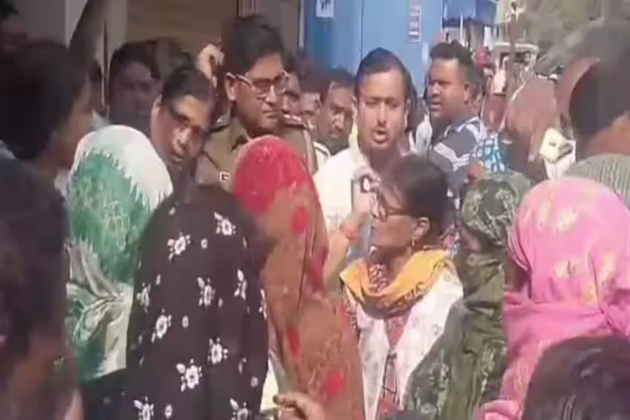 মহিলাদের স্বনির্ভর করার প্রতিশ্রুতি দিয়ে পাতা ফাঁদ, হাজার হাজার টাকা তুলে চম্পট প্রতারকরা মহিলাদের স্বনির্ভর করার প্রতিশ্রুতি দিয়ে পাতা ফাঁদ, হাজার হাজার টাকা তুলে চম্পট প্রতারকরা