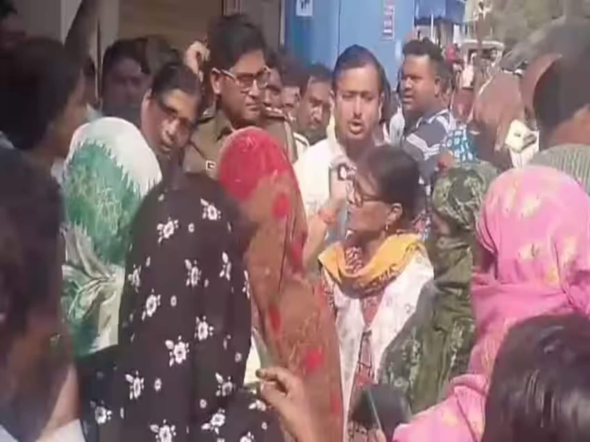 মহিলাদের স্বনির্ভর করার প্রতিশ্রুতি দিয়ে পাতা ফাঁদ, হাজার হাজার টাকা তুলে চম্পট প্রতারকরা