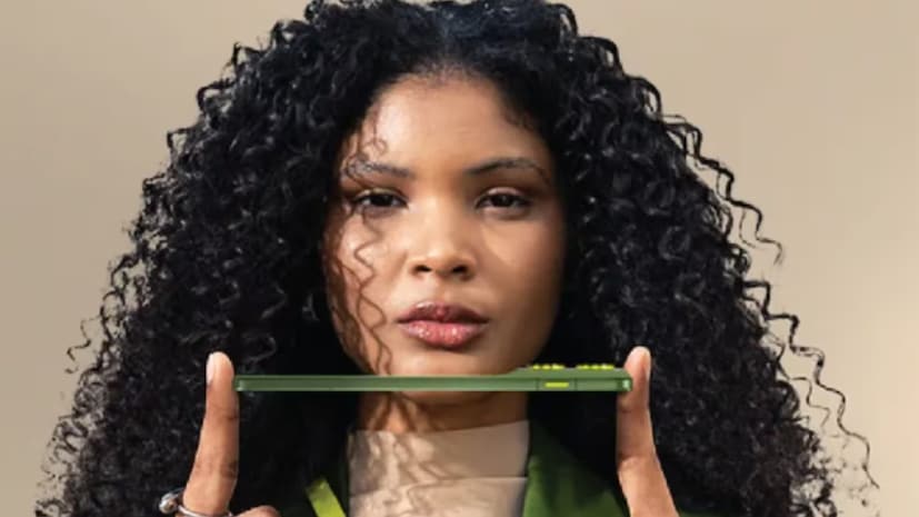 প্রতীক্ষা ছিল অনেক দিনের, বিশেষ করে যে সব ইউজার মোটোরালার ফোন পছন্দ করেন। তাঁরা সাগ্রহে অপেক্ষা করছিলেন কবে কোম্পানি এই ফোন দেশের বাজারে নিয়ে আসবে। অবশেষে ভারতে লঞ্চ হল Motorola Edge 70। কোম্পানির নতুন ডিভাইসটি এর পূর্বসূরীর চেয়ে হালকা এবং পাতলা। এটি আইফোন এয়ার-এর মতো 'এয়ার' নাম নিয়ে চিনে আত্মপ্রকাশ করেছিল, তবে এর দাম ছিল কম। প্রতীক্ষা ছিল অনেক দিনের, বিশেষ করে যে সব ইউজার মোটোরালার ফোন পছন্দ করেন। তাঁরা সাগ্রহে অপেক্ষা করছিলেন কবে কোম্পানি এই ফোন দেশের বাজারে নিয়ে আসবে। অবশেষে ভারতে লঞ্চ হল Motorola Edge 70। কোম্পানির নতুন ডিভাইসটি এর পূর্বসূরীর চেয়ে হালকা এবং পাতলা। এটি আইফোন এয়ার-এর মতো 'এয়ার' নাম নিয়ে চিনে আত্মপ্রকাশ করেছিল, তবে এর দাম ছিল কম।