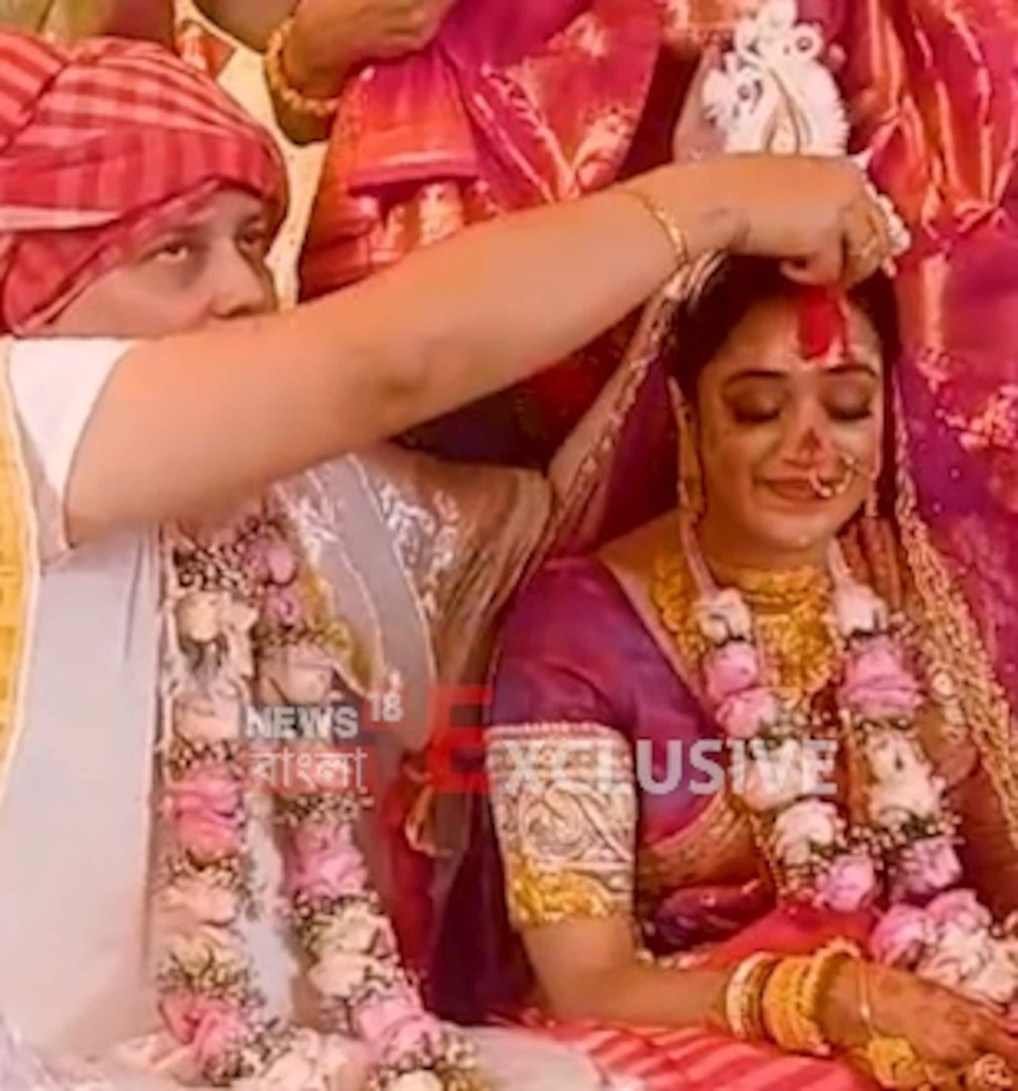Sindoor Daan Ceremony Video: সিঁথি রাঙা হল সিঁদুরে, সৌম্যর সঙ্গে শুভ বিবাহ সম্পন্ন হল মৌবনির, জাদুকর পিসি সরকারের বাড়িতে খুশির ছোঁয়া