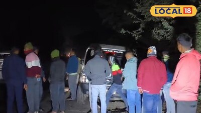 খড়গ্রামে পথ দুর্ঘটনার পর এলাকায় পুলিশ 