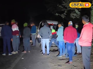 খড়গ্রামে পথ দুর্ঘটনার পর এলাকায় পুলিশ খড়গ্রামে পথ দুর্ঘটনার পর এলাকায় পুলিশ