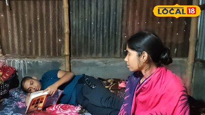 মায়ের পাশে শুয়ে বইয়ের পাতায় চোখ সুভাষের