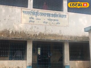 এই প্রাথমিক স্কুল থেকেই নিয়ে যাওয়া হচ্ছিল শিশুটিকে