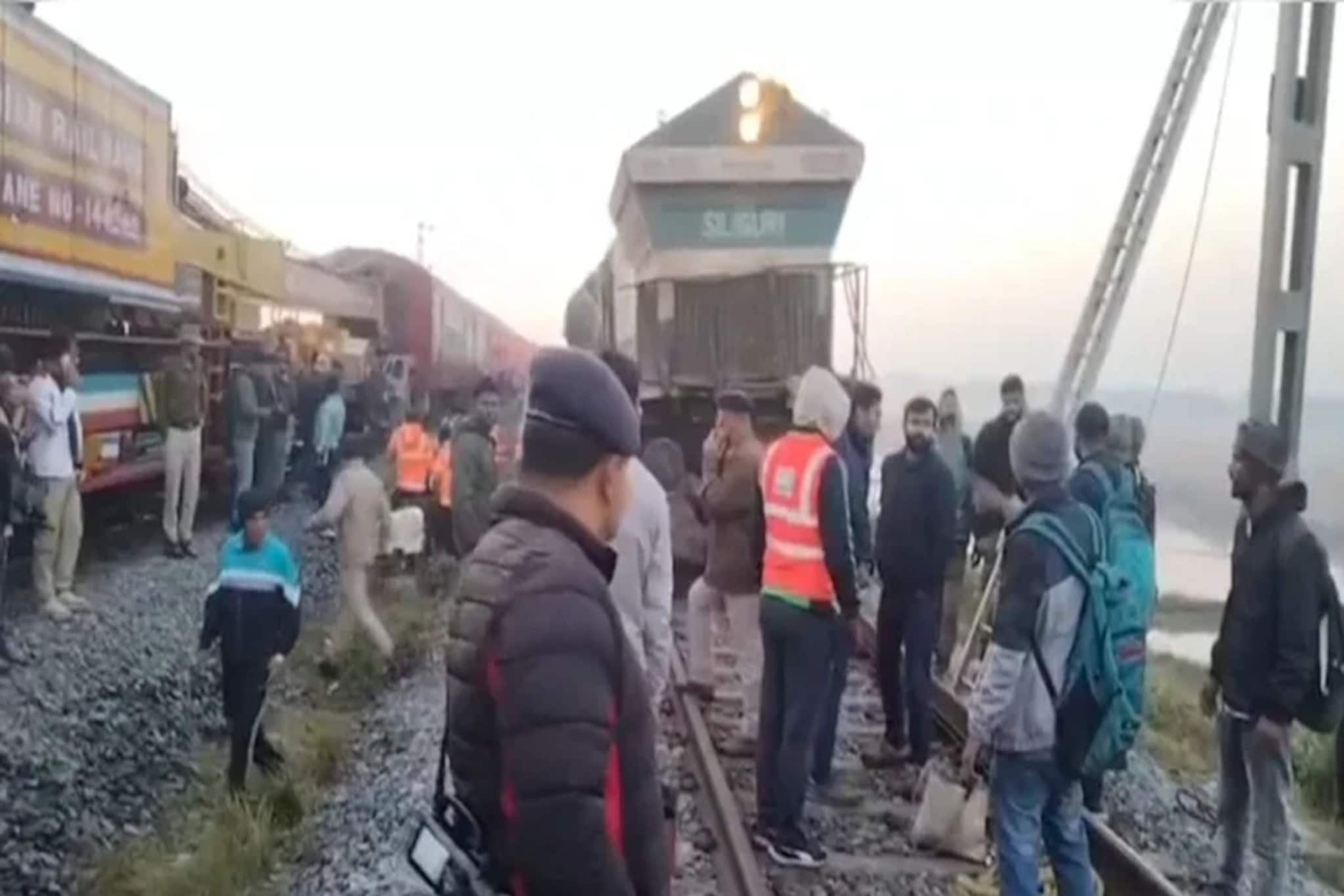 ছুটন্ত রাজধানীর ধাক্কায় ছিন্নভিন্ন হয়ে গেল ৮ হাতি! ৫ বগি লাইনচ্যুত, অসমে ভয়াবহ দুর্ঘটনা ছুটন্ত রাজধানীর ধাক্কায় ছিন্নভিন্ন হয়ে গেল ৮ হাতি! ৫ বগি লাইনচ্যুত, অসমে ভয়াবহ দুর্ঘটনা